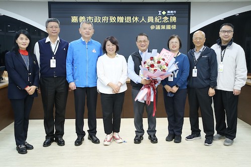 ▲黃市長領團隊祝福參議葉國樑。（圖/嘉義市政府提供)