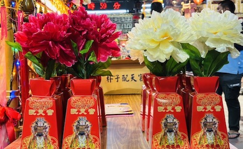 ▲配天宮媽祖獨特的求紅花白花,恩賜皃女。(圖/記者陳惲朋翻攝)