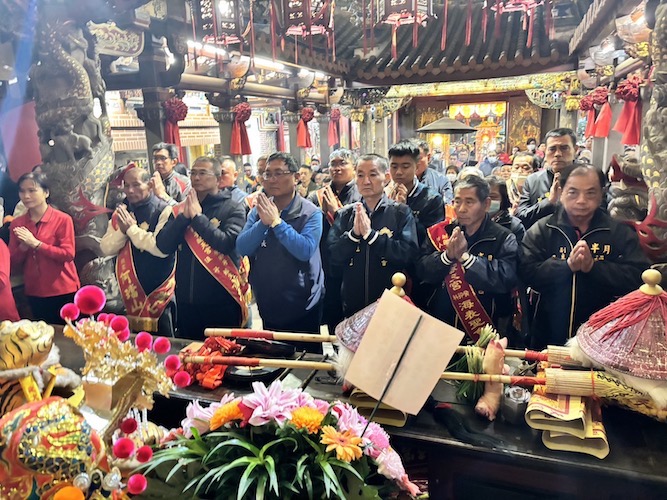 ▲蔡承宗董事長率領董監事團隊一起行敬拜禮，完成回鑾安座儀式。(圖／記者陳惲朋翻攝)