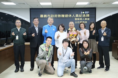 ▲黃市長領團隊祝福警察局人事室主任蔡煌林（後排左5）。（圖/嘉義市政府提供)