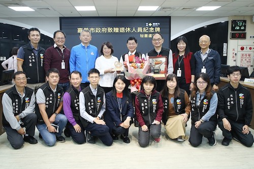 黃市長領團隊祝福秘書盧春霖（後排左5）。（圖/嘉義市政府提供)