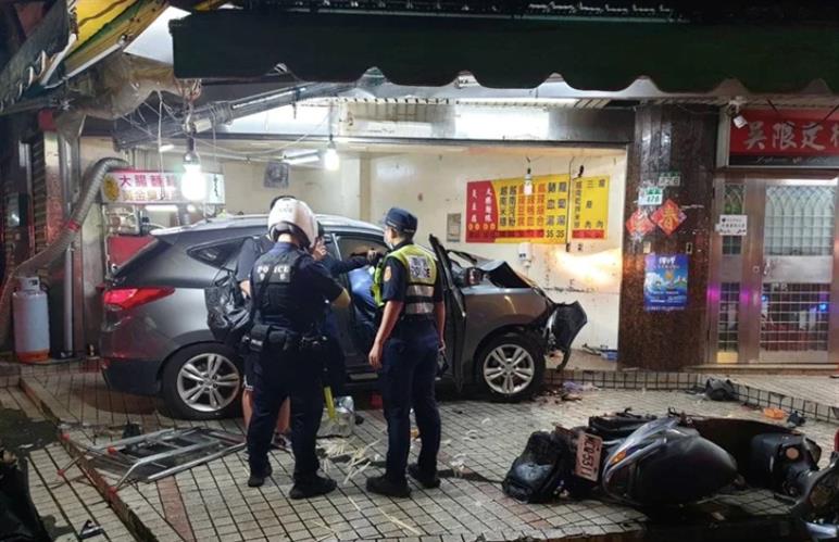 北市內湖汽車撞進小吃店！　無辜客人吃麵線被撞死