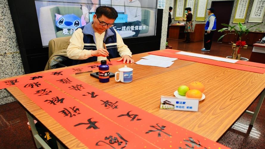 台電台南區處邀書法名家現場揮毫贈春聯