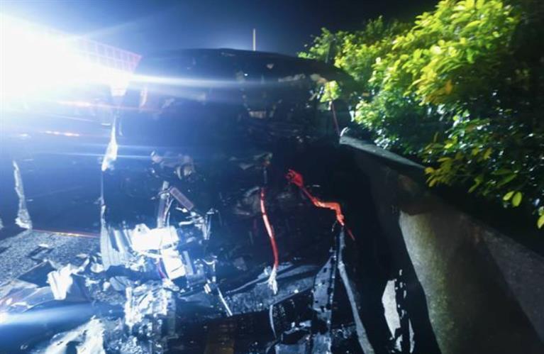 司機睡著了？無視小貨車閃雙黃燈　郝廣民阿法連撞2車噴飛