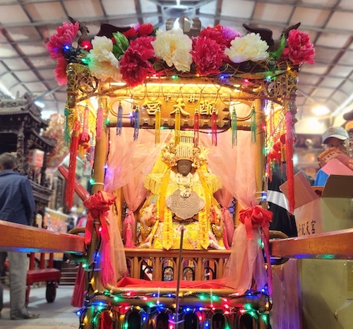 ▲配天宮媽祖海表聖會燈花媽首次隨行駐駕布袋嘉應宮賜花。(圖/記者陳惲朋翻攝)