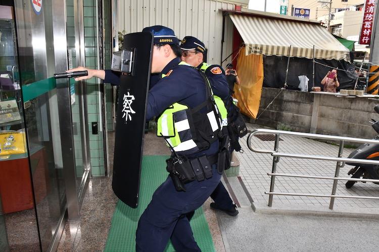 為讓民眾平安過好年　朴子警實施防搶維安演練
